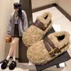 Sapatos Femininos Peludos de Solado Grosso 2026 Novo Estilo Forrados com Lã de Cordeiro Fivela Dupla Retrô para Exterior Quentes com Solado Macio Slip-on