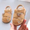 Sandalias para Bebé y Niño Pequeño con Suelas Suaves y Cómodas, Nuevo Estilo de Verano para Niños y Niñas, Cerradas en la Punta Anti-pateaduras Suela Suave Cinta Mágica Zapatos que Chirrían Modernos