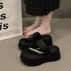 Sandalias de verano 2025 para personas pequeñas, chanclas populares para exteriores, pantuflas coreanas de alta gama con diamantes de imitación.