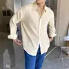 Nueva camisa de manga larga a rayas plisadas para primavera y otoño para hombre, estilo coreano, top casual suelto de lujo ligero
