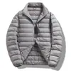 Modelos Antiguos Transfronterizos en Stock Chaquetas Ligeras de Plumas Otoño e Invierno Chaquetas Cálidas Cortas de Invierno Ligeras Fuera de Temporada con Capucha