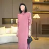 Li Sitong Usa um Vestido de Tricô Grosso e Quente Que Pode Ser Usado por Fora ou como Camada Interna, Estiloso e com Caimento Solto, em Cinza Escuro e Preto