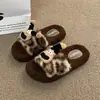 Chinelos fofos com estampa de leopardo de desenho animado para mulheres, adequados para uso externo, quentes para outono e inverno, antiderrapantes, de pelúcia e projetados para uso interno no quarto