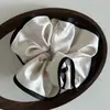 Anel de Cabelo de Cetim de Alta Qualidade Estilo Francês Estilo Chanel Preto e Branco Cor Dupla Anel de Cabelo de Intestino Grosso Corda de Cabelo com Bola Flor de Cabelo Acessórios de Cabelo para Mulheres