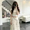 Conjunto de T-shirt cropped curta feminina de verão + saia longa floral, um look super moderno, conjunto completo para vendas transfronteiriças