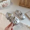 Zapatos de cuero de suela blanda para niñas, nueva colección de otoño 2026, zapatos para niños, zapatos de princesa elegantes y bonitos para niñas pequeñas, adecuados para actuaciones