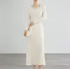 Vestido de Punto Retorcido con Perlas de Cuello Redondo Estilo Europeo y Americano para Mujer Otoño e Invierno 2025 Nuevo Aspecto Adelgazante de Cintura Falda Base de Suéter