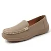 Novos mocassins de ajuste largo, sapatos baixos casuais femininos, sapatos mãe de superfície macia e sola macia, mocassins femininos confortáveis de tamanho grande