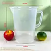 Taza medidora de plástico con tapa y escala en stock, especializada para tiendas de té de burbujas, jarra medidora doméstica de grado alimenticio, resistente a altas temperaturas