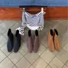 Botas Curtas Retrô Francesas Femininas 2026 Outono Novo Couro Macio Salto Bloco Versátil Zíper nas Costas Bico Quadrado Botas de Cano Baixo