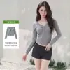 Elegante camiseta de color liso con cuello en V para mujer, colección de otoño, con corte entallado, detalles de botones, mangas largas únicas y un efecto adelgazante, perfecta como capa base clásica