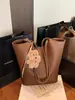 Bolsa Tote de Gran Capacidad para Mujer 2025 Nueva Bolsa Cubo Versátil de Moda de un Solo Hombro Bolsa para Suegra Bolso Sencillo para Mujer