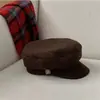 Sombrero de Equitación Cálido Versátil Adelgazante Rejuvenecedor para Mujer Otoño e Invierno, Gorra de Béisbol de Ala Plana de Gamuza con Insignia de Letra K de Celebridad de Internet