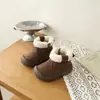 Botas de nieve cálidas forradas de polar con lunares estilo retro para niños, nueva colección otoño/invierno 2026, zapatillas de algodón unisex modernas y versátiles con suelas antideslizantes