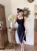 Vestido Sexy Negro de Diseño Socialité Delgado Elegante Tirantes Escotado Abertura Vestido de Noche para Reunión Anual Falda Corta para Mujeres