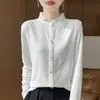Camada base de tricô com padrão de botões florais e mangas compridas para mulheres, novo design 2026, elegante e versátil para usar em camadas