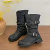 Botas femininas de verão de couro de cano médio, botas de motociclista, botas versáteis da moda 2026, bico redondo, com aumento de altura, com fivela de cinto, estilo vintage