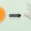 Broche de Flecha Criativo Europeu e Americano Acessórios para Roupas Emblema de Metal Alfinete de Lapela da Moda Botão Simples para Mochila Versátil Letra