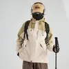 Resistente, totalmente impermeable y reforzada con costuras selladas, esta chaqueta de trabajo es adecuada para su uso como uniforme de trabajo o prenda exterior.. Se puede personalizar con un logo y es un diseño tres en uno desmontable.