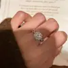 Anillo abierto de banda retorcida con diamantes completos, un anillo ligero y versátil para mujer, con un diseño sencillo y piedras de moissanita simulada, adecuado para compromisos y propuestas