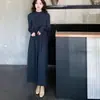 Vestido de punto estilo coreano con cuello alto medio para mujer, nueva colección otoño/invierno 2026, patchwork de color liso, moderno y favorecedor.