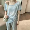 Linda e Elegante Camiseta Feminina de Manga Curta, Gola Larga, Caimento nos Ombros, Nova Peça Versátil para o Verão 2026, Modelagem Solta, Design Emagrecedor