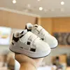 Nuevos zapatos deportivos infantiles de principios de otoño 2026, zapatillas transpirables de suela blanda para niños, zapatillas blancas casuales de moda para niñas estudiantes