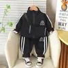 Conjunto de Sudadera con Dos Rayas y Pantalones para Niño Nuevo Primavera y Otoño 2025 Venta al por Mayor desde Fuente de Fábrica