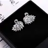 2026 Nuevos Pendientes de Tachuela de Cisne Más Vendidos Estilo Coreano Moda Vibrante Pendientes Incrustados de Pedrería Sentido de Diseño de Nicho Adornos para las Orejas para Mujeres Venta al por Mayor