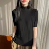 Projetada com Senso de Estilo, Esta Blusa Tricô Curta de Manga Curta com Gola Alta Meia e Lantejoulas para Mulheres é uma Nova Camiseta Base de Manga Curta Slim Fit para Primavera/Verão