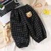 Pantalones jacquard de estilo otoño e invierno para niños, nuevos pantalones largos de cuadros versátiles para niños y niñas, corte holgado, ropa infantil casual al por mayor
