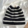 Sombrero de Mujer Otoño e Invierno Rayado Blanco y Negro Combinable Sombrero de Lana Moderno Cálido Tejido Pareja Estilo Coreano Sombrero Japonés Fábrica