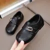 Otoño 2026 Nuevo Estilo Coreano de Moda Versátil Suela Suave Antideslizante Velcro Casual Color Sólido Zapatos Pequeños de Piel para Niños y Niñas