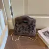 Bolsa de Pelúcia Altamente Atraente Outono 2026 Nova Bolsa Transversal de Nicho Casual Simples Única Estampa de Leopardo Bolsa de Mão