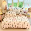 Nuevo juego de ropa de cama de cuatro piezas de terciopelo de leche con estampado de dibujos animados, que incluye una funda de edredón y una sábana bajera, con vellón añadido para mayor calidez, perfecto para usar en invierno en dormitorios