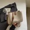 Bolso cruzado de un solo hombro texturizado 2025 Invierno Nueva moda Bolso tipo cubo moderno Estilo nicho Bolso casual elegante para mujer