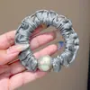 Goma para el pelo de satén perlado para mujer, coletero plisado de alta gama para recogidos bajos, accesorio para el pelo simple y elegante