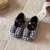 Sapatos de couro com laço para meninas, nova coleção primavera/outono 2026, sapatos Mary Jane modernos e versáteis, sapatos de princesa xadrez, da moda