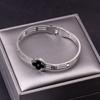 Versión coreana del brazalete de flor de acero de titanio no se decolora negro y blanco corona de fritilaria brazalete de flor de diamante primera generación directo de fábrica lote