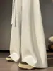Foto real de la nueva colección de otoño 2026: pantalones de mujer de cintura alta con pierna curva y adornos de pedrería, pantalones de pierna ancha, pantalones casuales de pierna recta