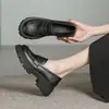 Sapatos femininos de couro estilo britânico retrô, novo modelo outono 2026, plataforma de sola grossa, mocassins versáteis estilo japonês universitário que aumentam a altura