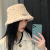 Chapéu de pescador de pelúcia estilo coreano feminino com patch de letra moda chapéu balde quente proteção de orelha espessa chapéu de topo plano casual versátil