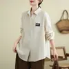 Foto real de una camisa casual holgada de estilo relajado, versión coreana, camisa de trabajo de mezclilla versátil de manga larga, chaqueta para pareja para mujer