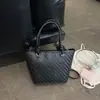 Bolso pequeño súper popular para el trabajo, nuevo de verano 2026 para mujer, patrón tejido de nicho, bolso cruzado de hombro único tipo cubo