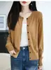 Estilo minimalista, lana fina de alto número de hilos, tejido de calibre 16, suave y cómodo, cárdigan suéter ligero para primavera/otoño, clásico y versátil, cuello redondo