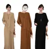 Conjunto feminino de outono da moda: um top de tricô de caimento solto e modelador com mangas morcego combinado com uma saia midi plissada - um conjunto estiloso de duas peças