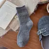 Meias de lã e algodão macias e aconchegantes para mulheres, com barra enrolada, de comprimento médio até a panturrilha, para outono e inverno, com listras horizontais, tricotadas, versáteis, espessadas, quentes e para usar empilhadas