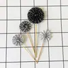 Decoración de Pastel de Cachorro Lindo Método de Decoración Pelea de Perros Manchas Blancas y Negras Decoración de Perro con Cascabel Flor de Girasol Abanico de Papel Tarjeta de Flor