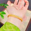 Tienda de oro Jin Yan con pulsera de hebilla de taladro de dibujo de arena dorada, moda femenina, temperamento de lujo ligero, joyería versátil para novia