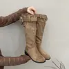 Botas femininas vintage de cano alto, nicho, novo estilo outono 2026, bico redondo, botas de montaria de tubo alto afinadoras, botas plissadas empilhadas